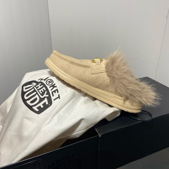 Hey Dude Wally Slip Loafer Market 2 Sand Beige Faux Fur NWT Size 8 - Picture 4 of 8